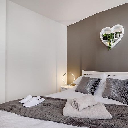 Modern Apartment In Central Линкольн Экстерьер фото
