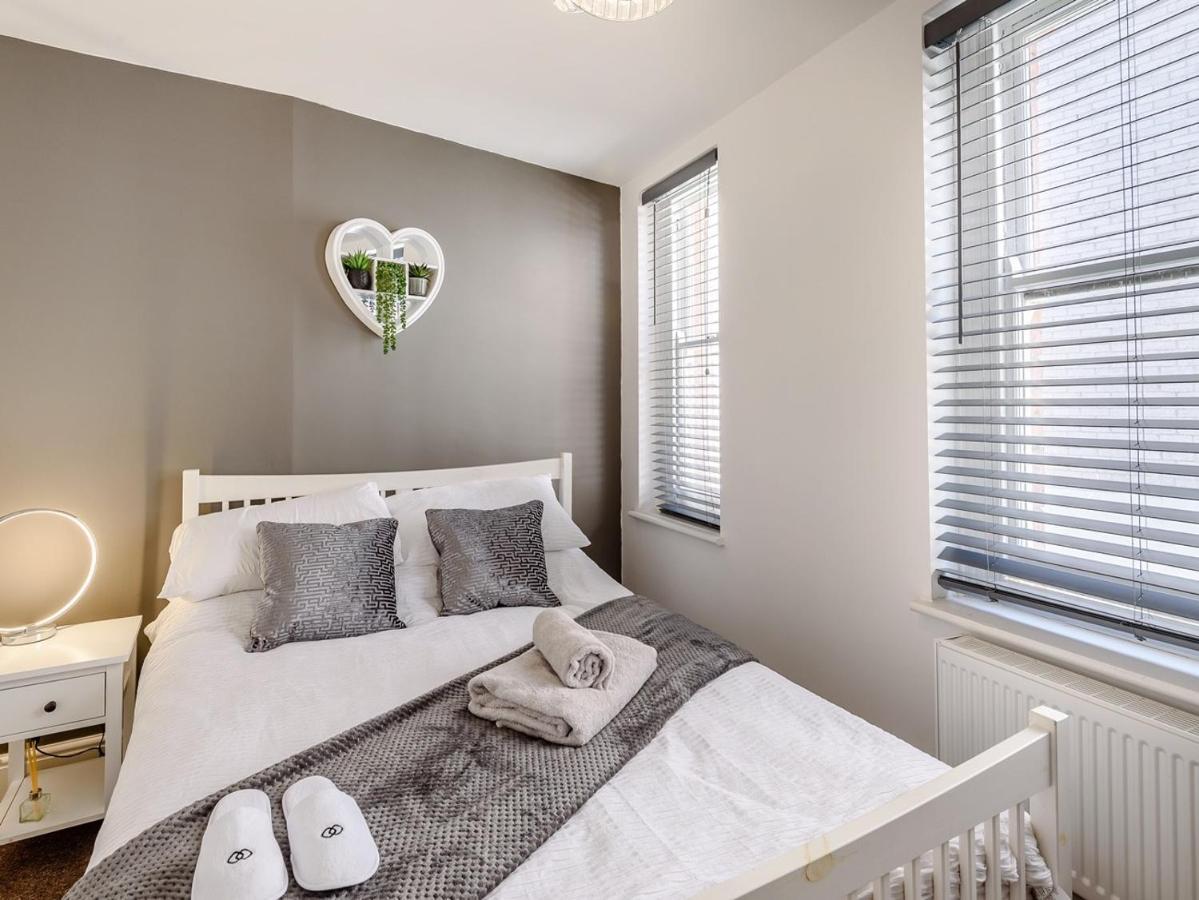 Modern Apartment In Central Линкольн Экстерьер фото