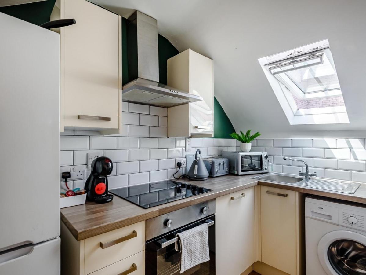Modern Apartment In Central Линкольн Экстерьер фото